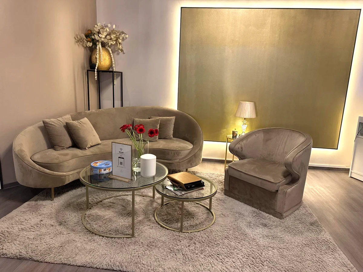 Eleganter Wartebereich mit goldener Wandkunst