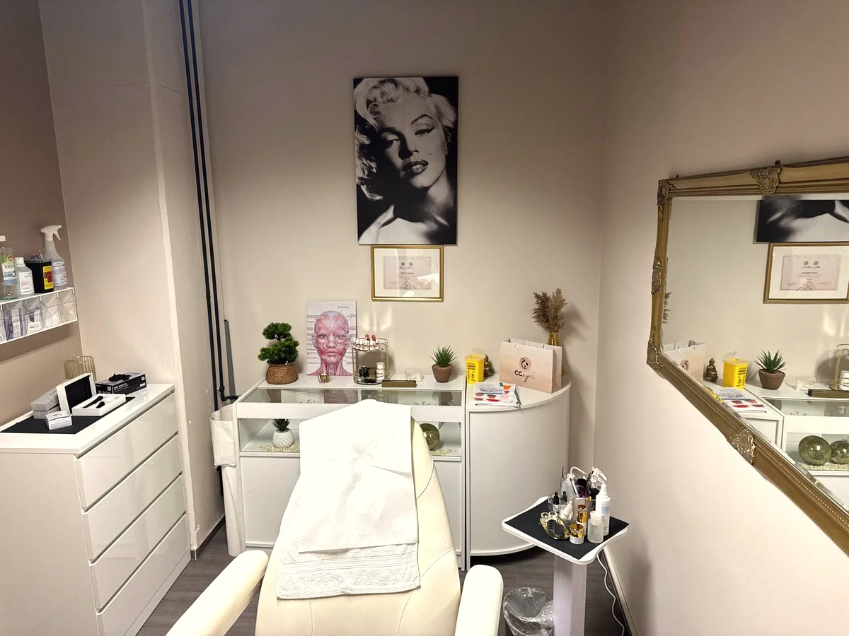 PMU-Behandlungszimmer mit Behandlungsstuhl und Zertifikaten