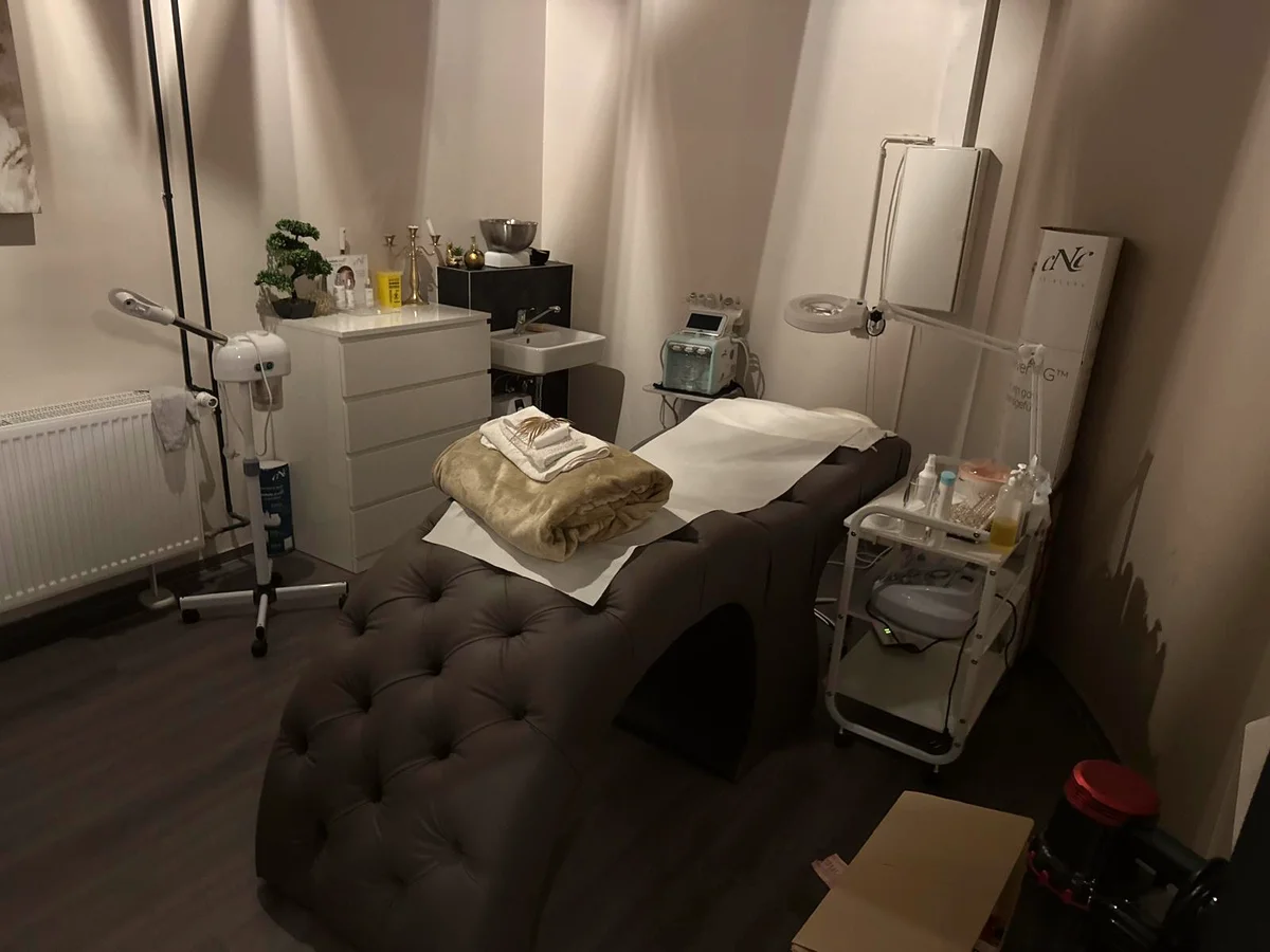 Kosmetik-Behandlungsraum mit professioneller Ausstattung