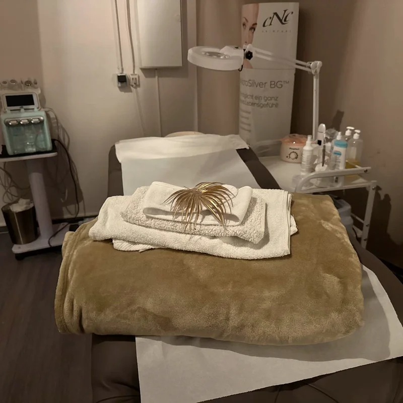 Goldene Plüschdecke auf Behandlungsliege