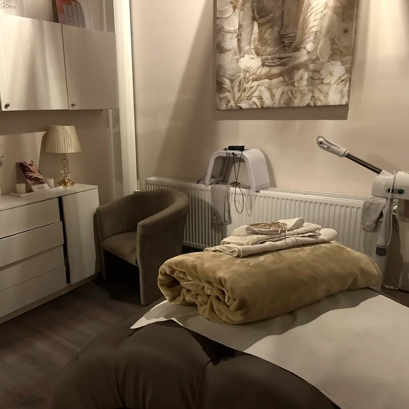 Kosmetikzimmer mit Federgemälde