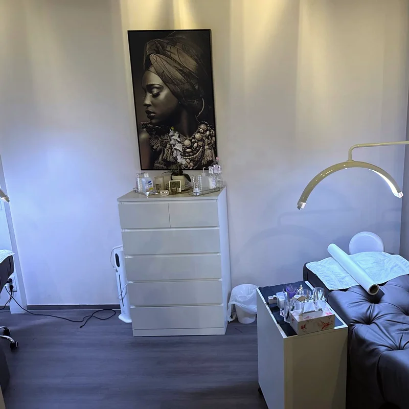 Wimpernzimmer mit goldener Bogenlampe
