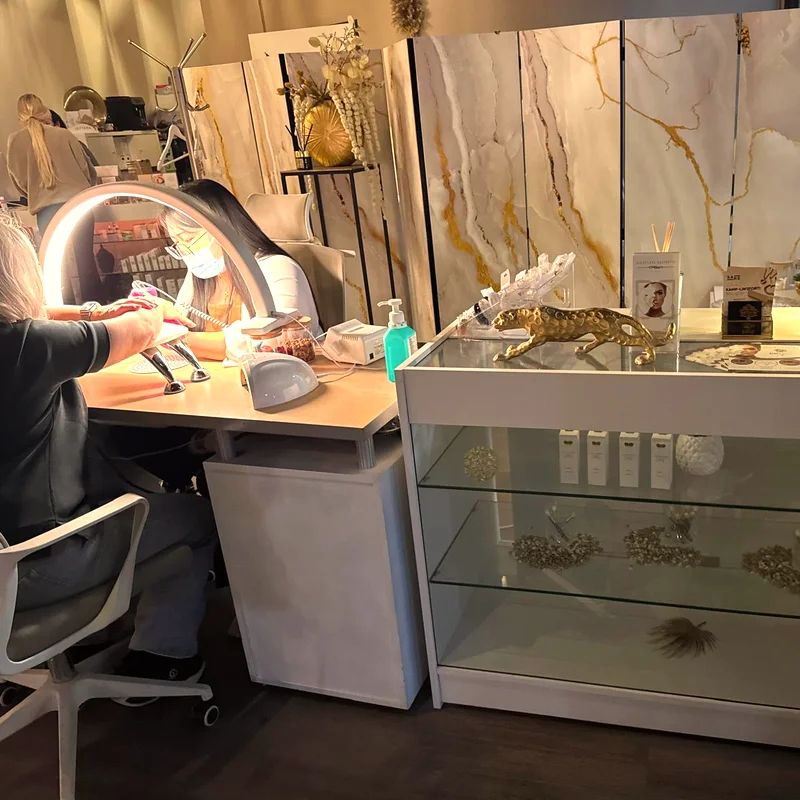 Glas-Vitrine mit Beauty-Produkten