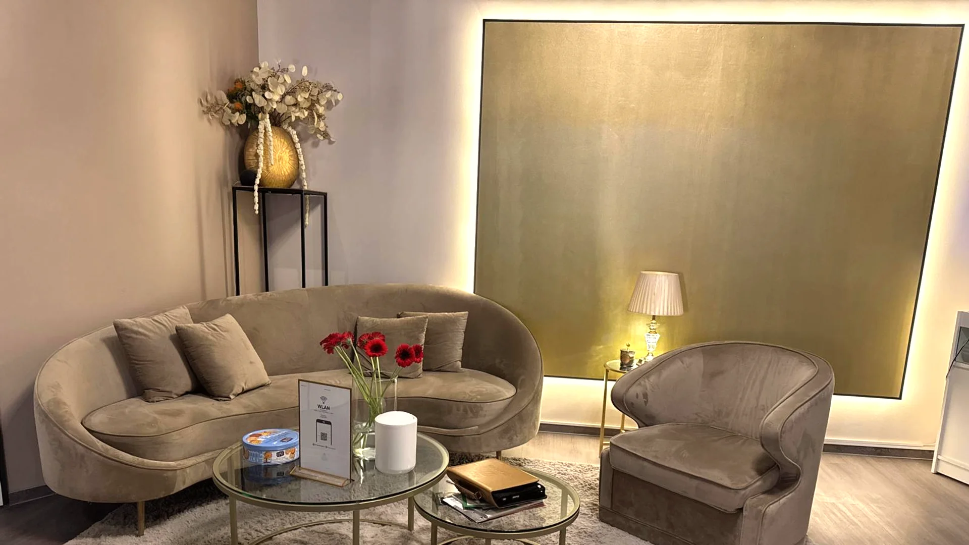 High Class Aesthetics Studio – eleganter Wartebereich mit goldener Wandkunst
