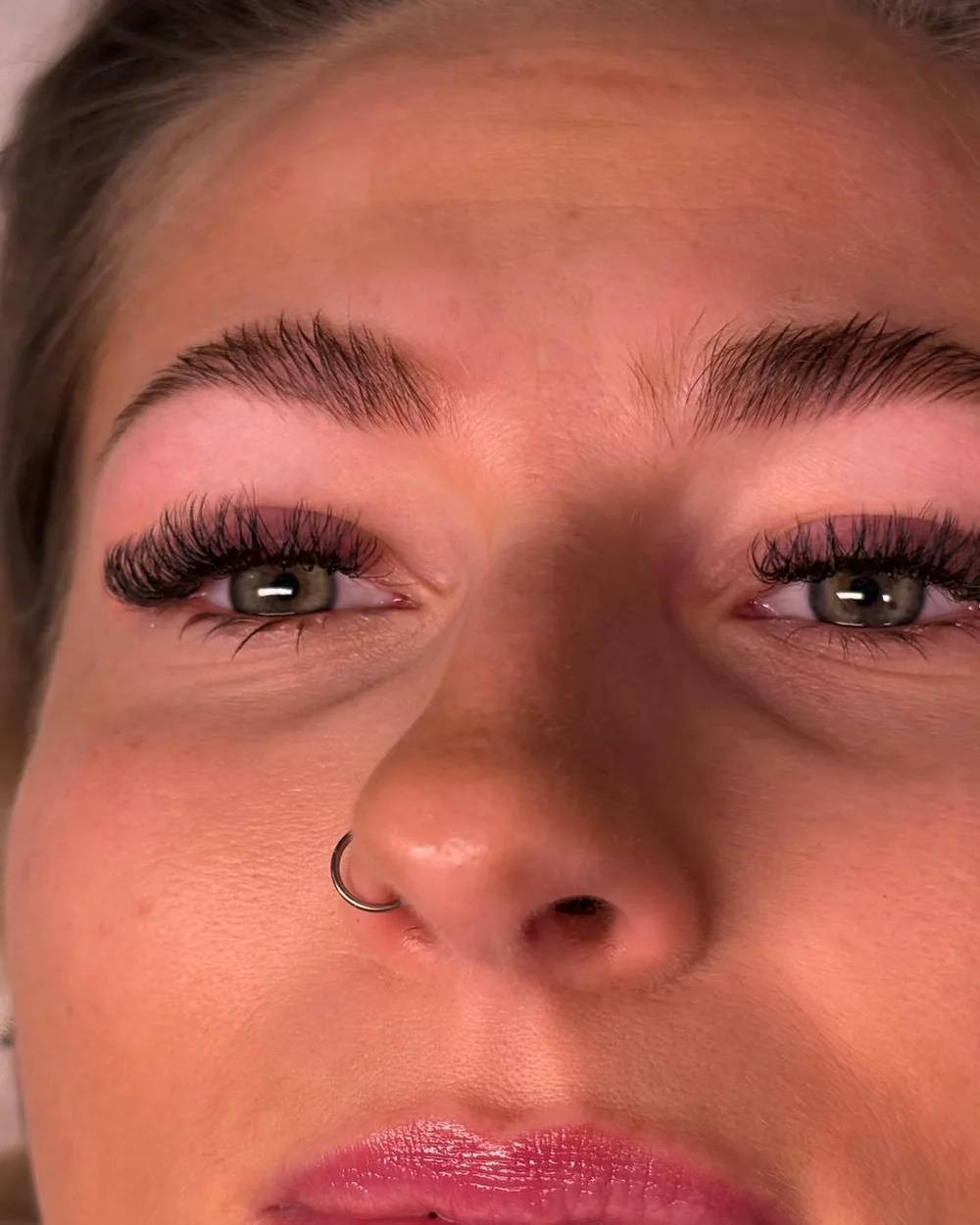Kundin nach einer Wimpernbehandlung